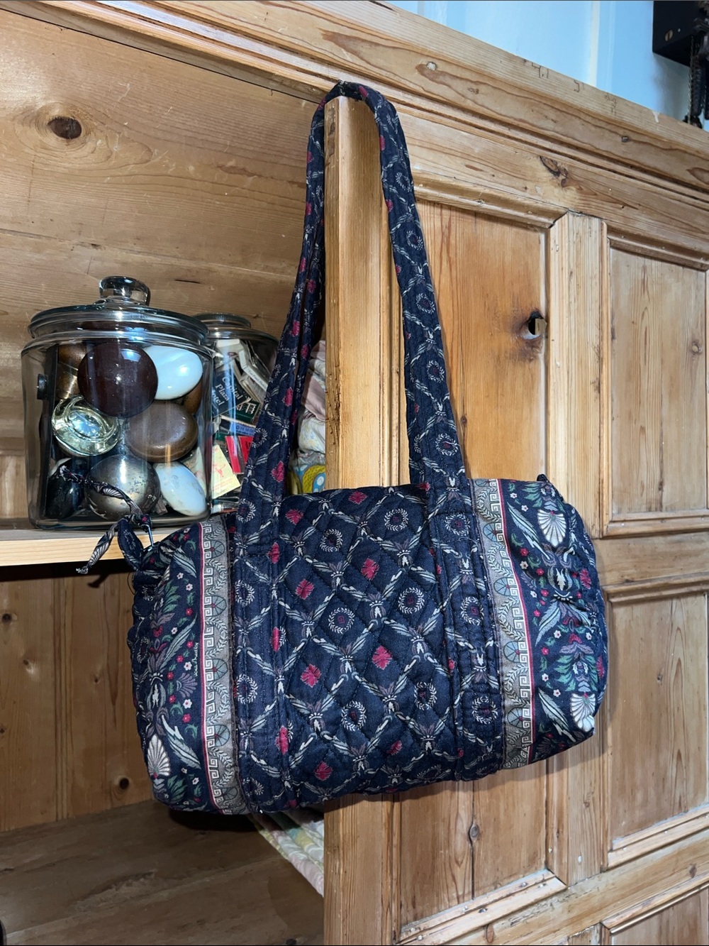 Vera Bradley 100 Handbag in Retired Laurel Pattern - Picture 4 of 9